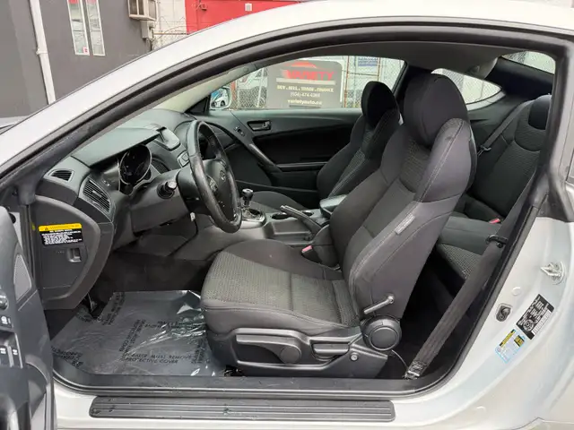 2011 Hyundai Genesis 2dr I4 Man | SPORTY | FREE ONE YEAR OR 20,0 - Photo 16