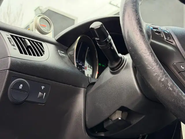 2011 Hyundai Genesis 2dr I4 Man | SPORTY | FREE ONE YEAR OR 20,0 - Photo 18