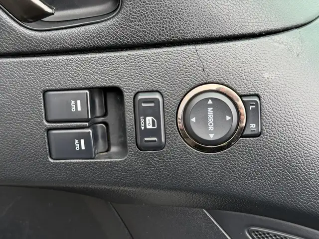 2011 Hyundai Genesis 2dr I4 Man | SPORTY | FREE ONE YEAR OR 20,0 - Photo 19