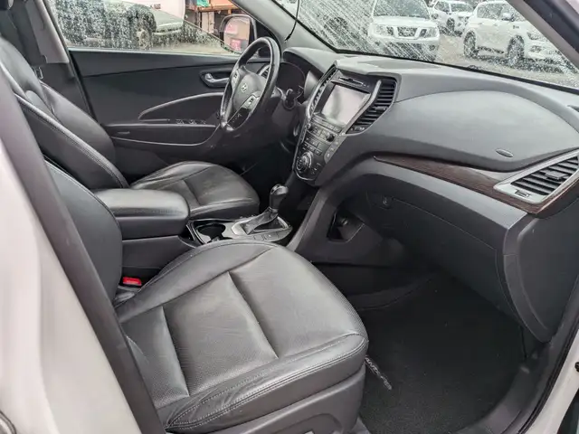 2017 Hyundai Santa Fe - Photo 11