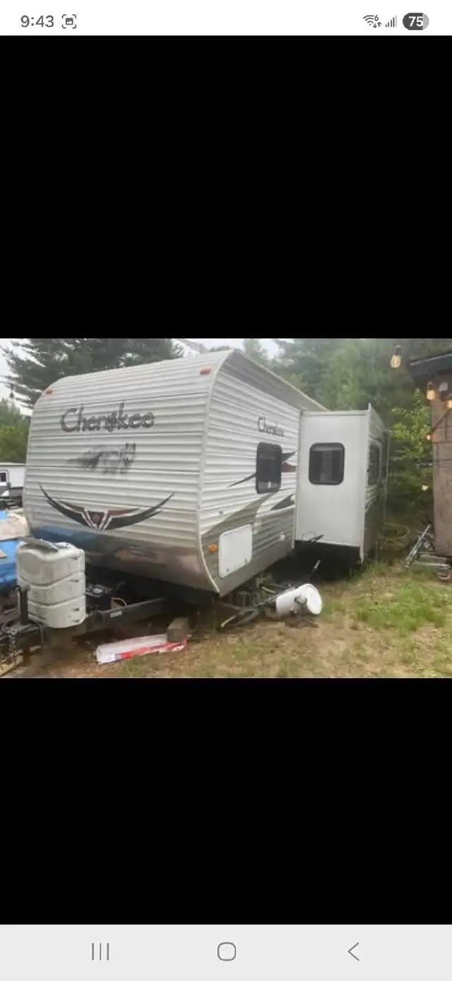 2011 Cherokee camp trailer - Photo 2