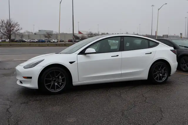 2022 Tesla Model 3 - Photo 3