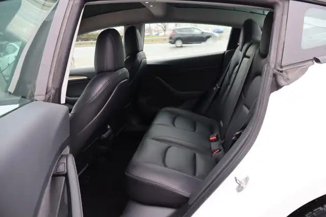 2022 Tesla Model 3 - Photo 16