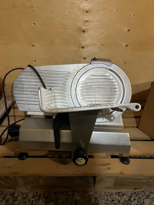 Professional meat slicer