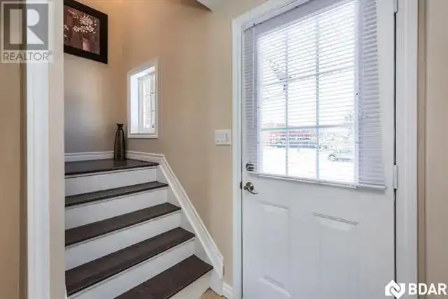 Barrie, Hospital Area 3 1 beds/2baths May/June - Photo 2