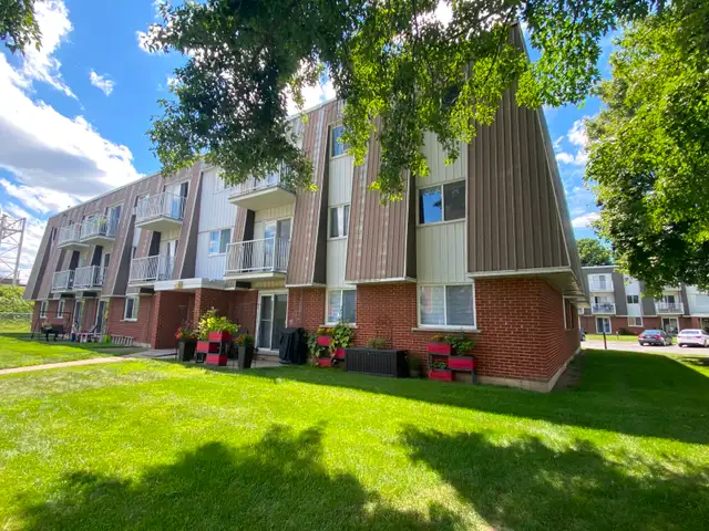 ''NOUVEAUX'' UN 4½ POUR 1 JUILLET DERNIER ÉTAGE D'UN 24 LOGEMENT - Photo 2