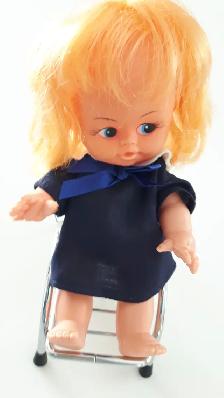 POUPÉE NEUVE BÉBÉ MOBILE 8'HAUT SA CHAISE EN MÉTAL $5.00 CHACUNE