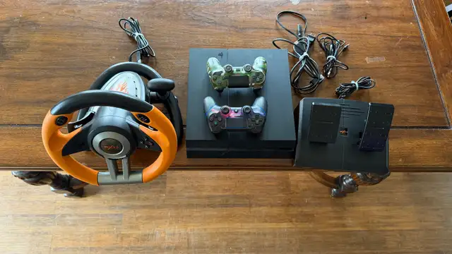 PS4 800 Gb, 2 controllers & racing wheel