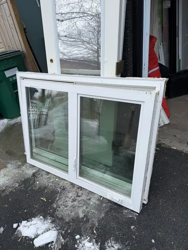 Vinyl casement window