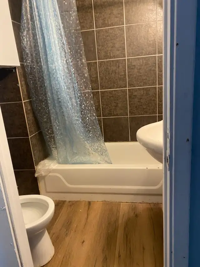 Uptown 3 brm with hydro, heat & water included/amenities nearby - Photo 6