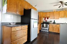 Main floor 3-bedroom suite for rent - Great Location on Lindsay - Photo 4