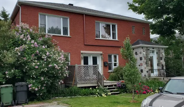6 1/2 -VIEUX NORD - 2e étage d'un duplex