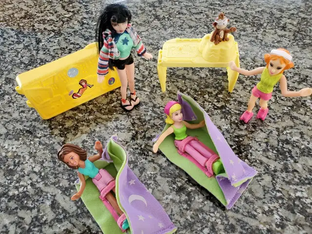 4POUPÉES POLLY POCKET 5'HAU, 2 LITS CAMPING 4 ACCESSOIRES $15.00