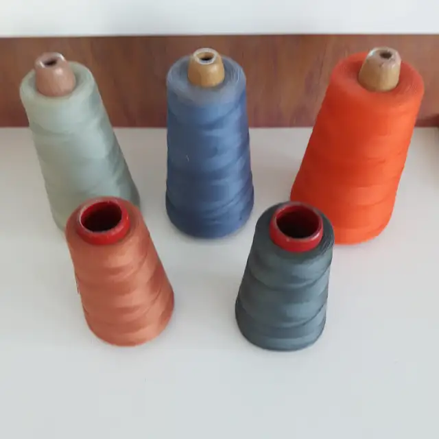 10 BOBINES DE FIL À COUDRE, 100% POLYESTER: $5.00 CHACUNE