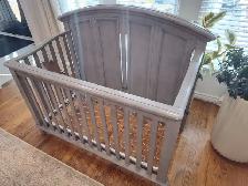 Baby infant grey crib height adjustable convertible toddler bed - Photo 2