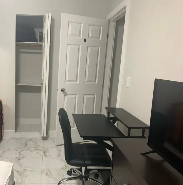 Private Room/Private Washroom – Female Only | Fleetwood Centre - Photo 2