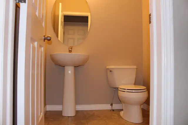 Spacious 3 Bed, 2.5 Bath Home in Terwillegar Towne - Photo 2