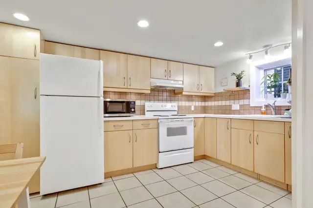 $2,100 1BR Garden Suite, Laundry, Patio, Parking, Dogs ok - Photo 4
