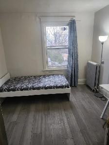 Room for rent, 2nd floor, all included, Christie and St.Clair - Photo 4