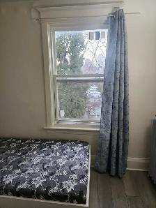 Room for rent, 2nd floor, all included, Christie and St.Clair - Photo 5