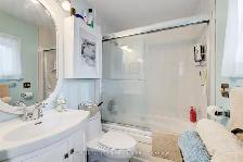 Bright & Spacious Room for Rent – Applewood Heights, Mississauga - Photo 2