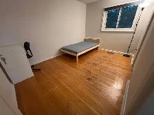 Bright & Spacious Room for Rent – Applewood Heights, Mississauga - Photo 8