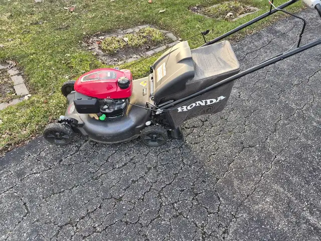 Honda gas lawn mower - self propelled - Photo 4