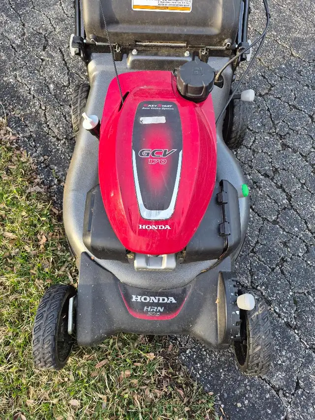 Honda gas lawn mower - self propelled - Photo 5