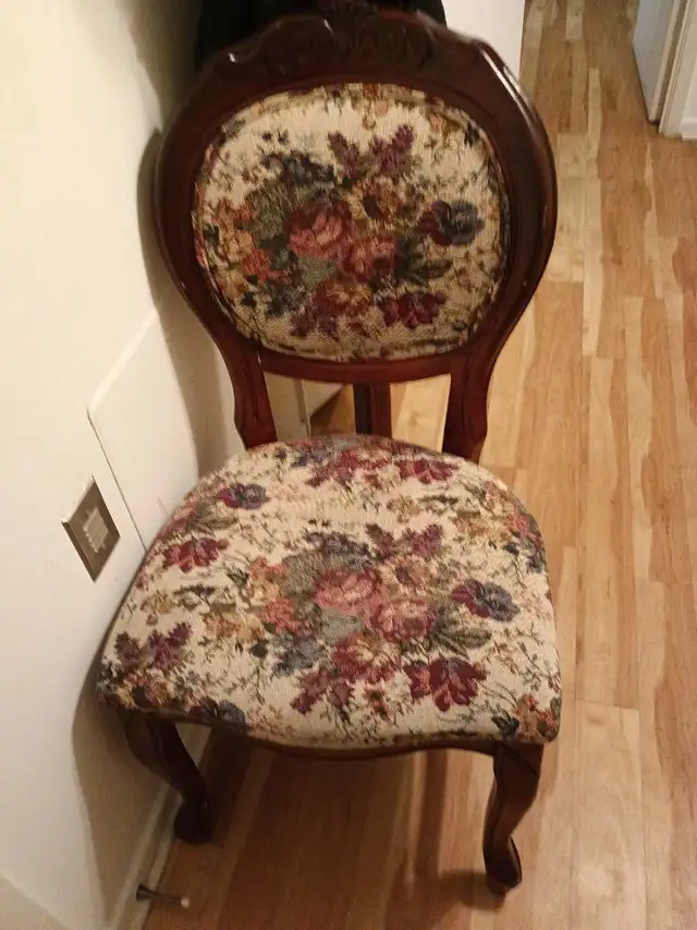 chaise antique look ou vraiment antique  en bois regarde