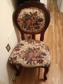 chaise antique look ou vraiment antique  en bois regarde