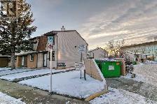 3 Bedroom townhouse next to Peter Laugheed Hospital, LRT station - Photo 2