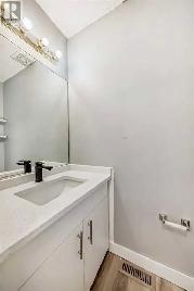 3 Bedroom townhouse next to Peter Laugheed Hospital, LRT station - Photo 8