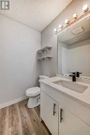 3 Bedroom townhouse next to Peter Laugheed Hospital, LRT station - Photo 9