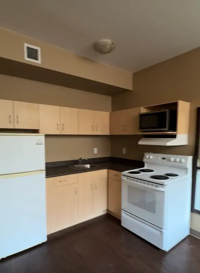 Lease Takeover – Studio - Photo 5