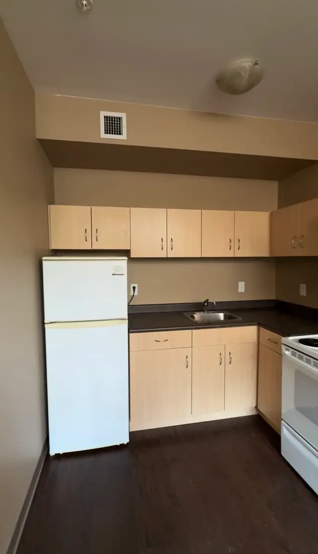 Lease Takeover – Studio - Photo 6