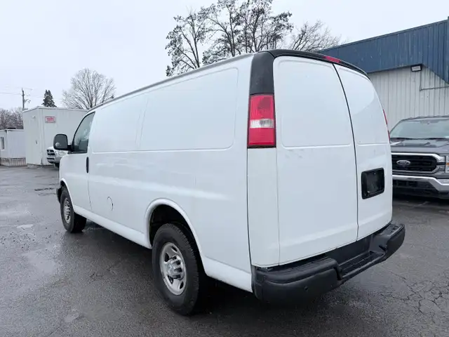 2018 Chevrolet Express - Photo 4