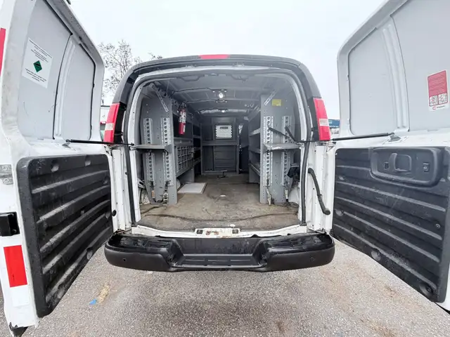 2018 Chevrolet Express - Photo 10