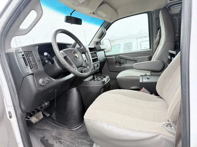 2018 Chevrolet Express - Photo 18