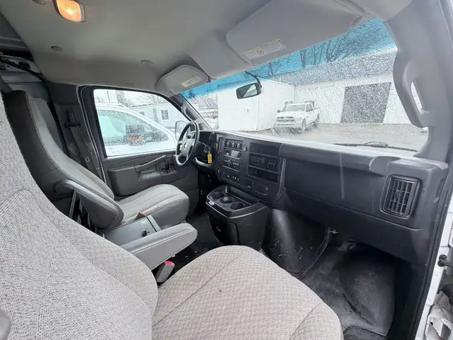 2018 Chevrolet Express - Photo 21
