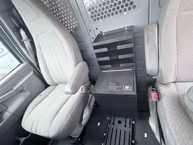 2018 Chevrolet Express - Photo 23