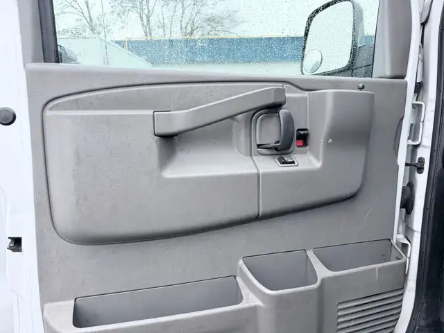 2018 Chevrolet Express - Photo 25