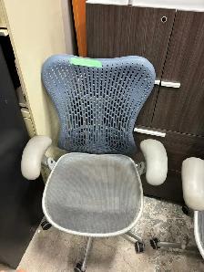 Herman Miller Mirra Chair(Fixed Arms)! - Photo 5