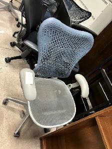 Herman Miller Mirra Chair(Fixed Arms)! - Photo 6