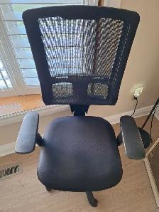Uline - Ergonomic Mesh Office Chair - Black - Photo 2