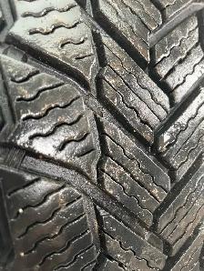 4 Michelline Icing snow tires with steel Rims(17" 225/60 R)