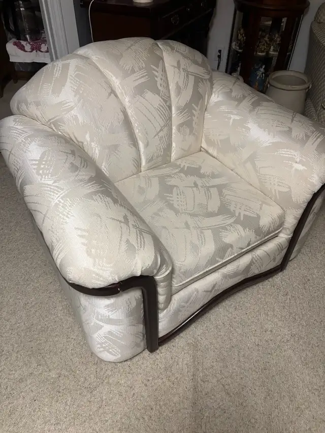 OVERSIZED CHAIR