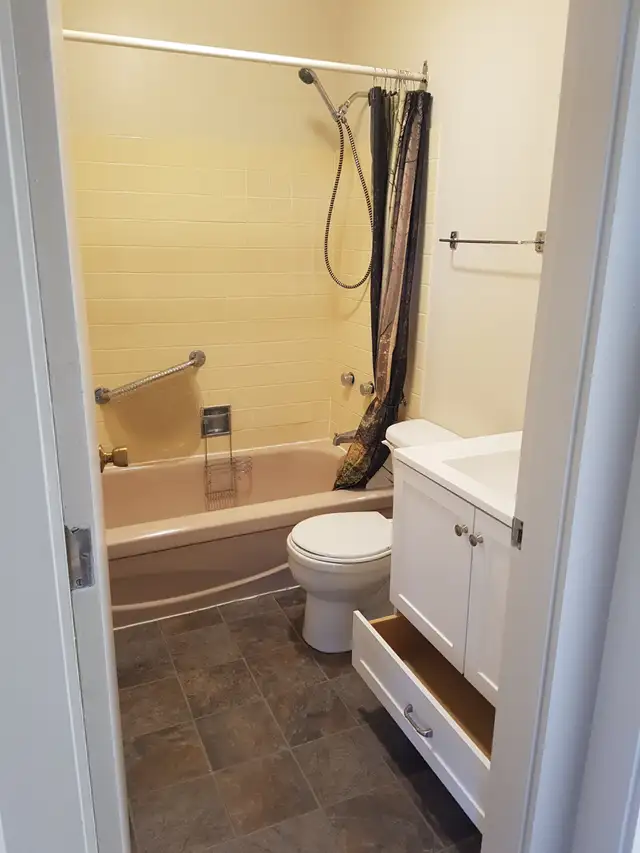 Mature Adult Living, 2 bdrm Quiet Building. - Photo 6