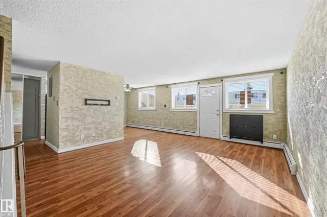 PRIME LOCATION - 3 bedroom townhouse - 14530 52 ST NW - Photo 3