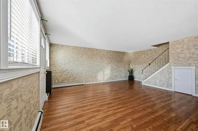 PRIME LOCATION - 3 bedroom townhouse - 14530 52 ST NW - Photo 4