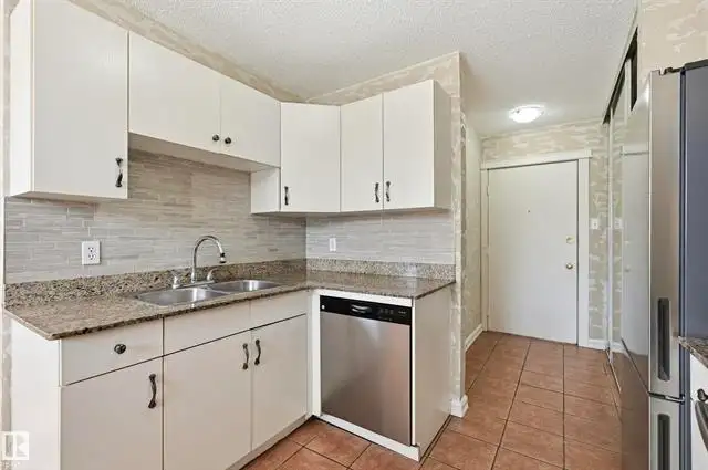 PRIME LOCATION - 3 bedroom townhouse - 14530 52 ST NW - Photo 5